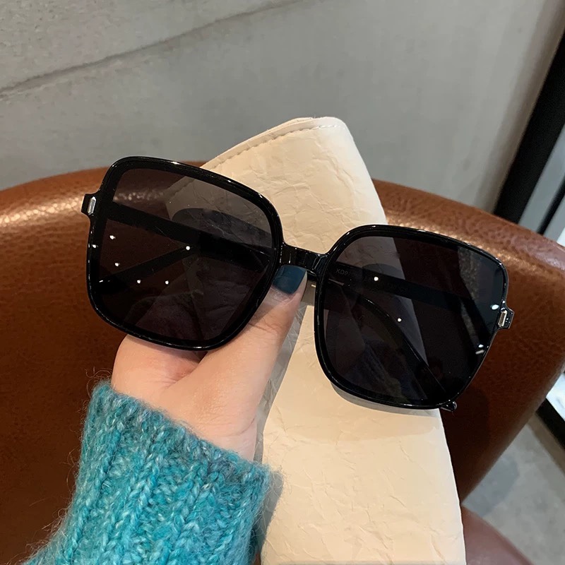 Fashionable oversized glasses  - Photography Young reseña y precio