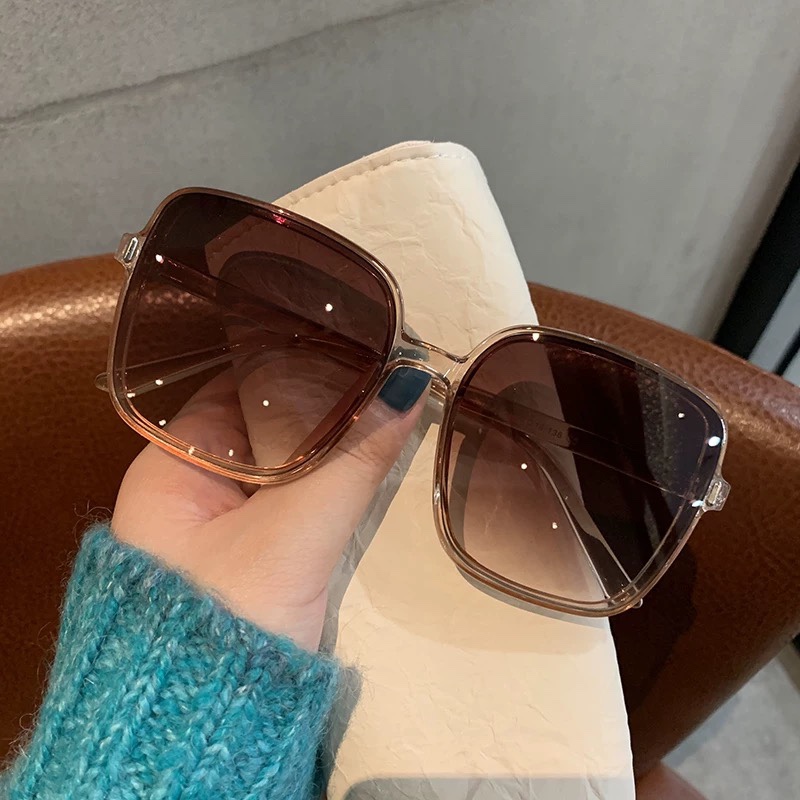 Fashionable oversized glasses  - Photography Young reseña y precio