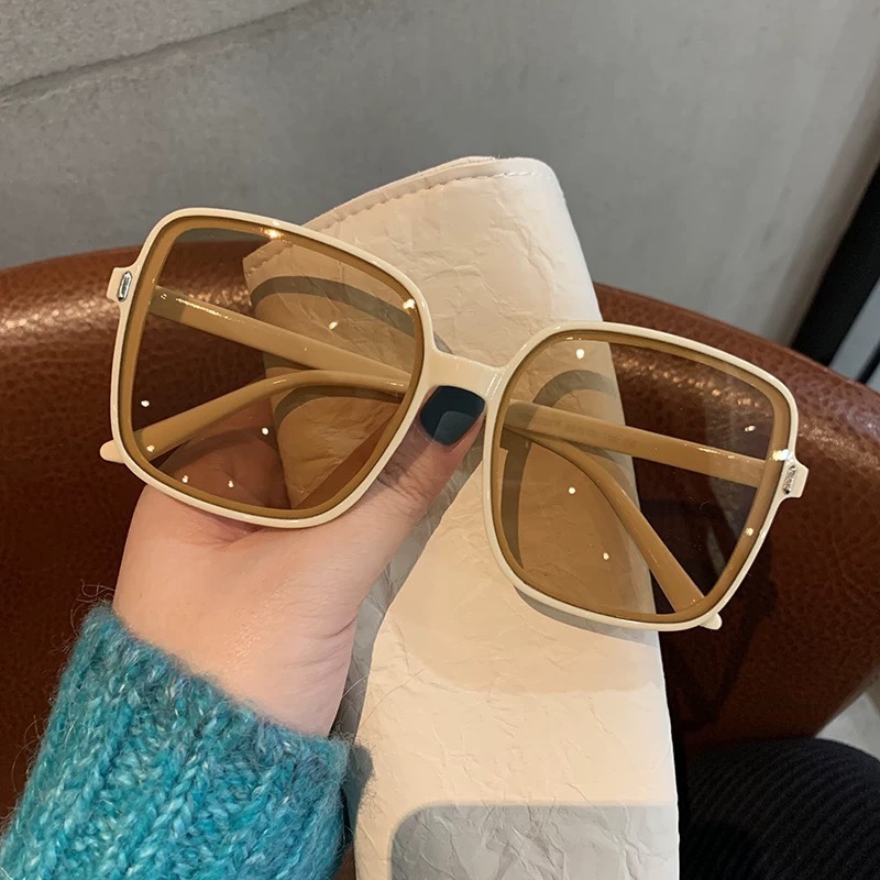 Fashionable oversized glasses  - Photography Young reseña y precio