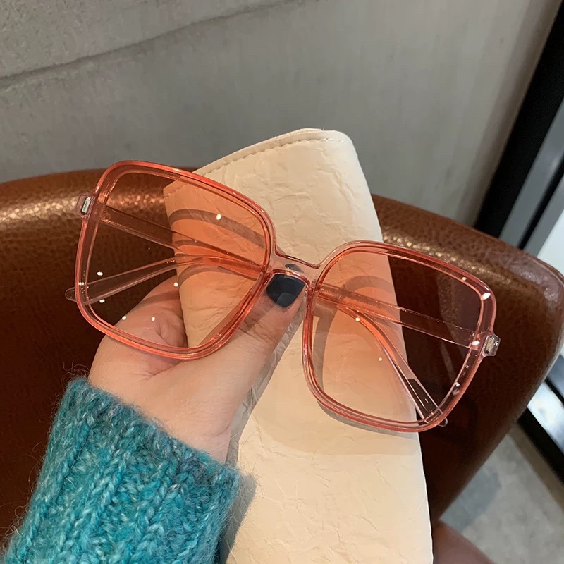 Fashionable oversized glasses  - Photography Young reseña y precio